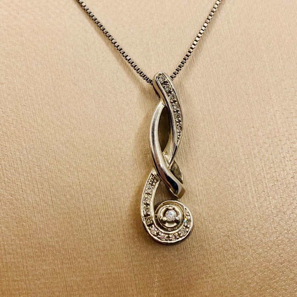 EUC 925 Sterling Silver Diamond Pendant Necklace